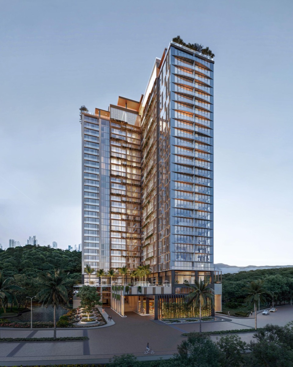 Torre de The Westin Residences en Playa Bonita con la ciudad de Panamá al fondo